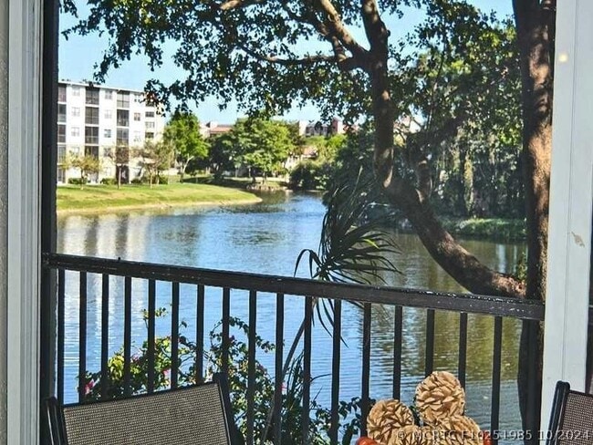 Building Photo - 2240 N Cypress Bend Dr Unit 202