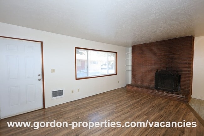 Photo - SE Green Vista Dr - Milwaukie 2 bedroom duplex with fireplace
