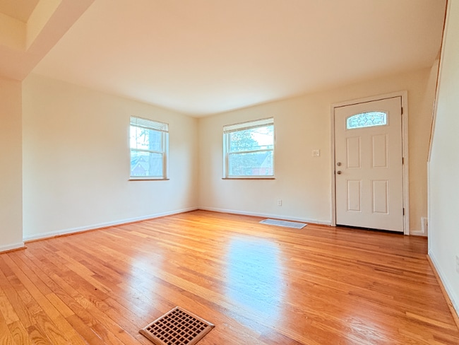 Photo - 4540 Victor Ave