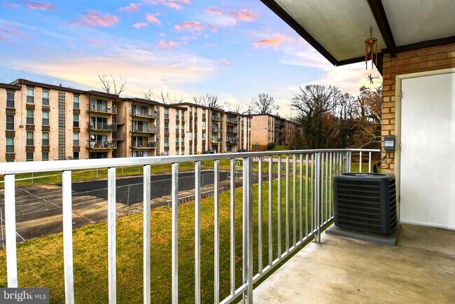 Photo - 5207 Newton St Unidad 203