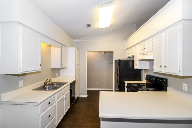 Photo - 1919 Calgary Trail