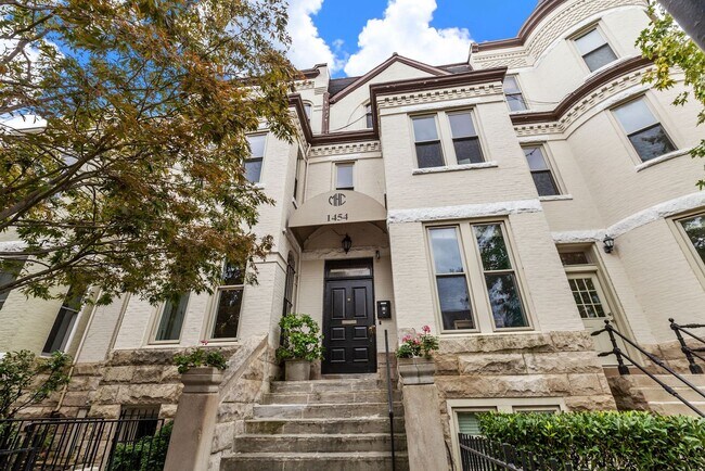 Photo - Professionally Managed & Recently Renovated // 2 Bedroom 2 Bathroom Condo // Meridian Hill Park... Unidad 7