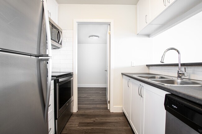 Photo - 190 Lees Ave