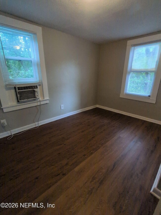 Photo - 1551 W 33rd St