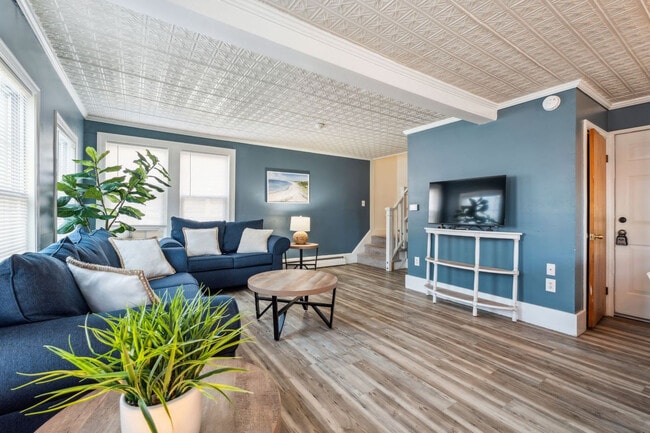 Building Photo - 2 Dover Ave Unit ID1333623P