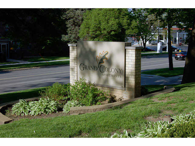 Entrada - Grand Colony Apartments