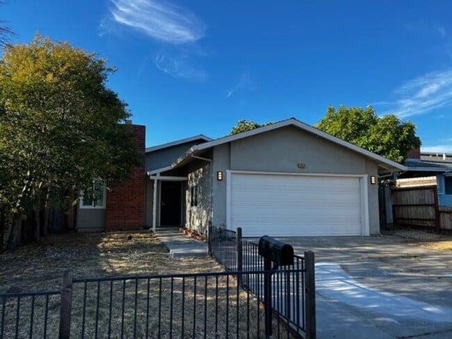 Building Photo - 3/2 home Unit 208 Holly St