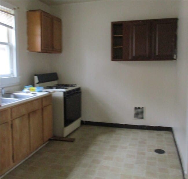 Photo - 128 Bartlett St