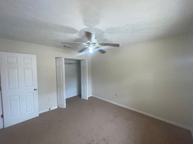 Photo - 2/1 FOR RENT in Ft. Pierce - Middle Unit - Triplex