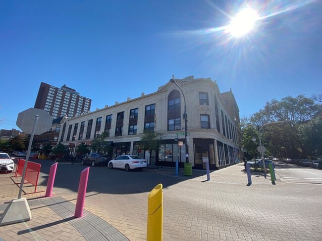 Building Photo - Updated Uptown Studio! Close to Red Line ... Unit 207 Rental