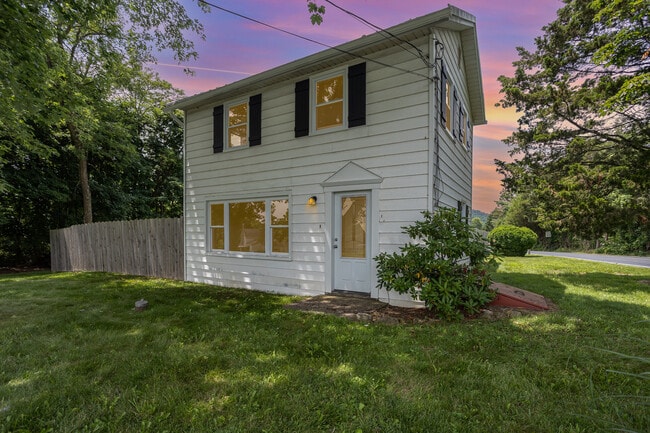 Building Photo - 1645 Roundtop Rd Rental