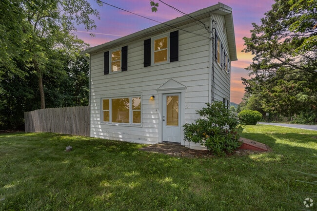 Building Photo - 1645 Roundtop Rd Rental