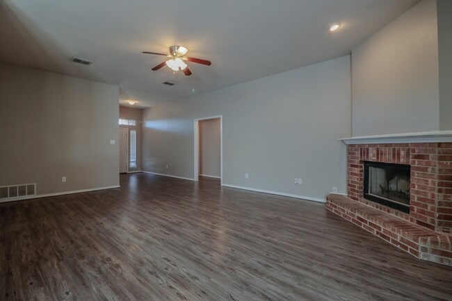 Photo - 4Bed/2Bath Available 11/10 !