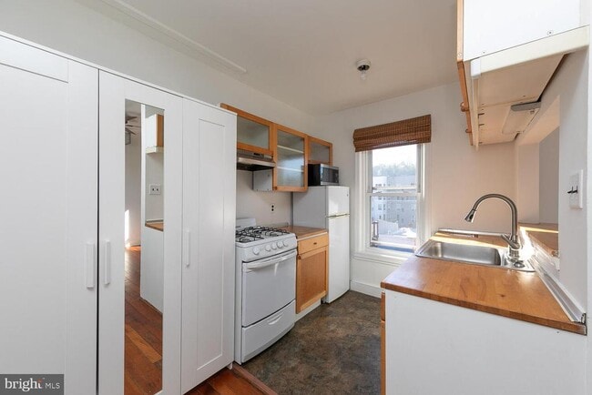 Building Photo - 4373 Main St Unit 3F