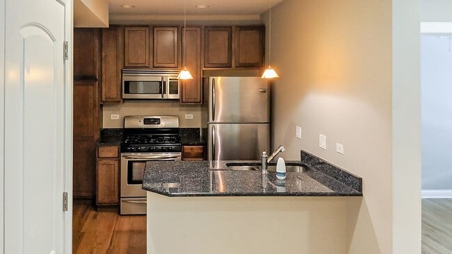 Building Photo - 3804 N Marshfield Ave Unit 2