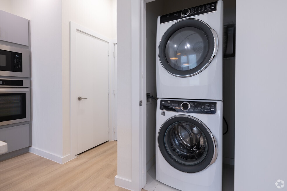 1 habitación, 1,5 baños - 812 pies cuadrados - Lavandería