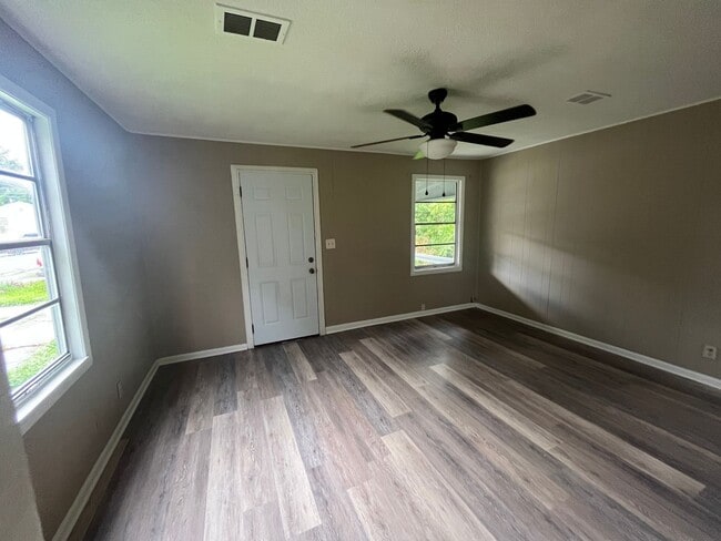 Photo - 2 Bedroom Plus bonus room 1 bath Home in Jacksonville