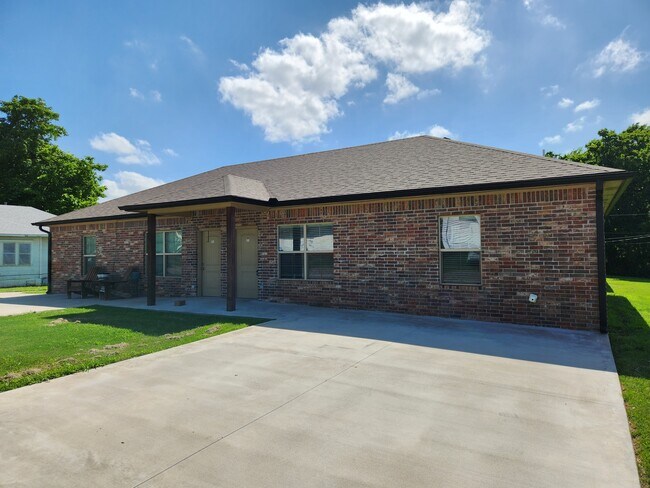 Building Photo - 219 S Hope Ave