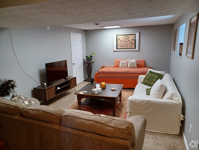 Building Photo - 611 Buckingham Ln Unit Basement Apartment