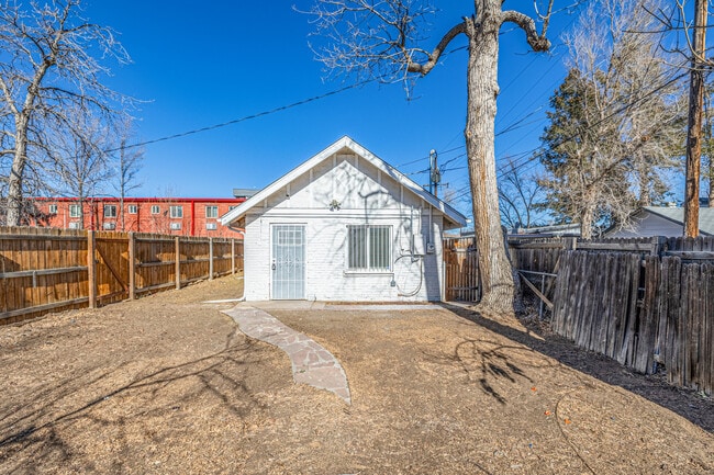 Photo - 1444 Valentia St