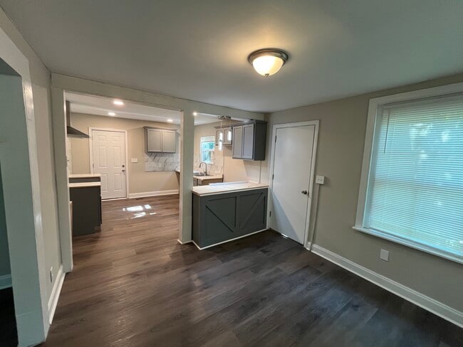 Photo - 3905 Robinson Rd