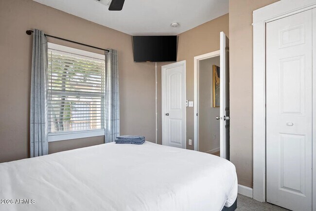 Photo - 1632 E Adams St