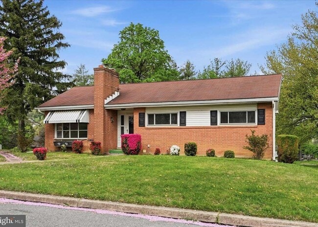 Building Photo - 904 Crestview Ave
