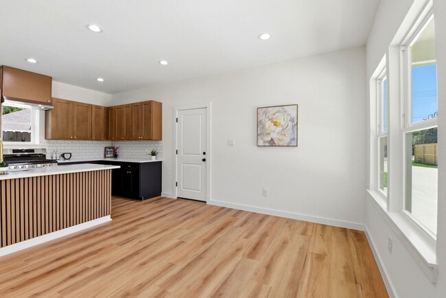 Photo - 6113 Haight St