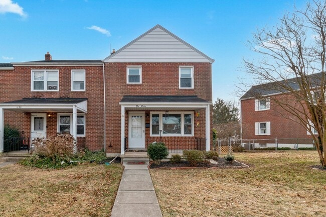 Building Photo - 3-bedroom, 1 and half bathroom end-of-group townhome in the quiet Stoneridge neighborhood in Towson