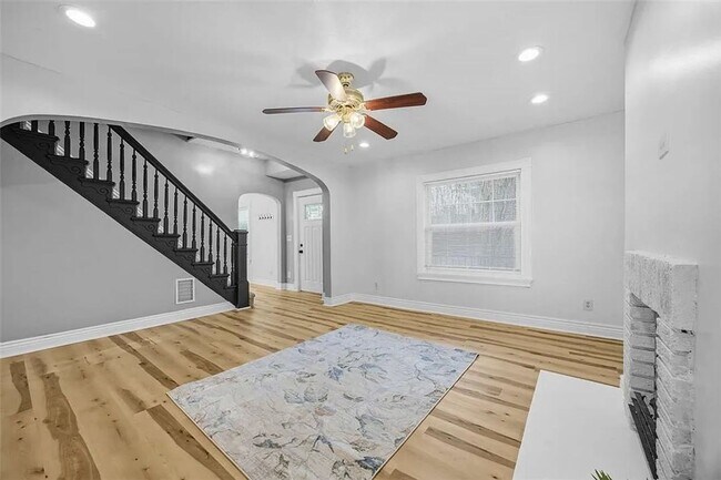 Photo - Beautiful 3 bedroom, 2 full bathroom home for rent in the Oakland area AVAILABLE NOW!