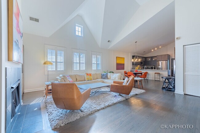 Photo - 1942 S Prairie Ave Unit 3