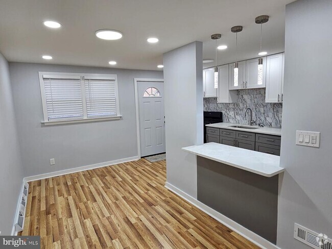 Building Photo - 576 N Sycamore Ave Rental