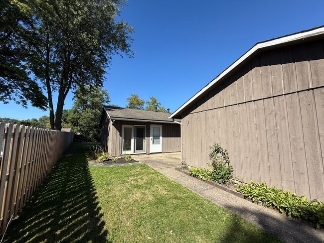 Sprague 472-474 - Sprague 472-474 Apartment Unit 474