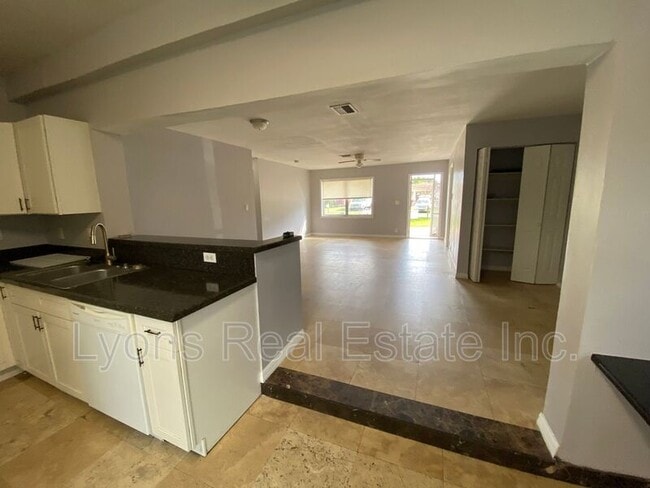 Photo - 930 Jasmine St