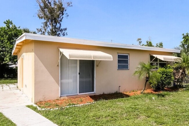 Building Photo - 5641 Honeysuckle Dr Rental