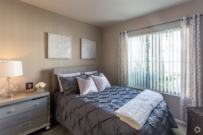 2BR, 2BA - 1051 SF