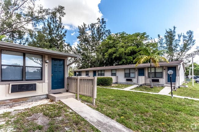 Building Photo - Centre Lake III