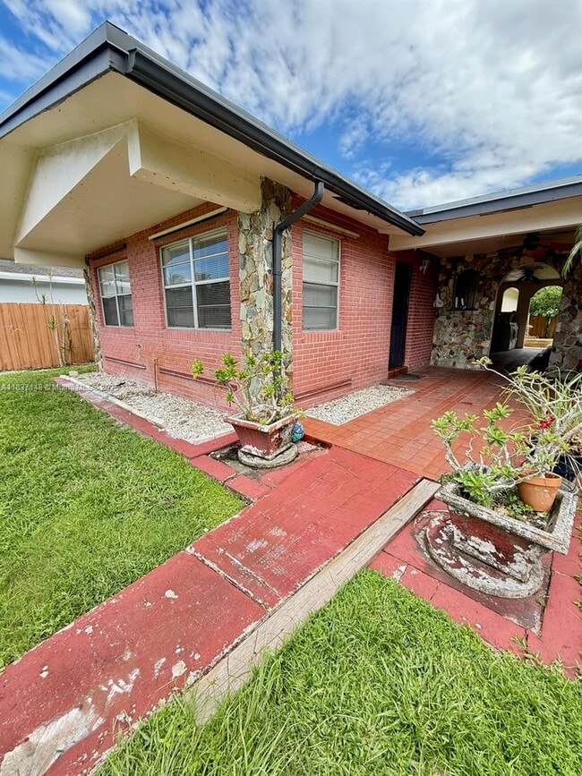 Building Photo - 4088 SW 51st St Unit C Rental