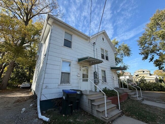 Building Photo - $2,700 | 4 Bedroom, 2 Bathroom Duplex | NO...