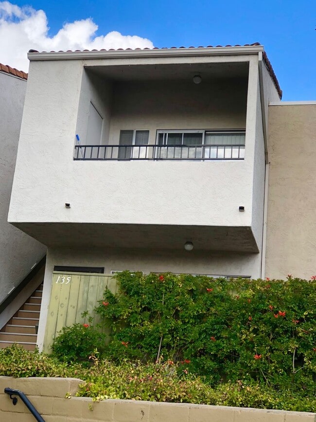 Building Photo - LIGHT & BRIGHT UPGRADED, 2 BEDROOM CONDO, ...
