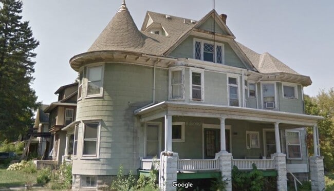 Building Photo - 904 W Stephenson St Unit Apt #4