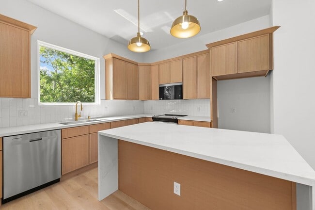 Photo - 3344 Sauer St