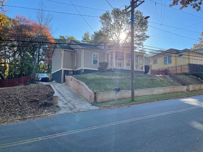 Photo - 3544 College St