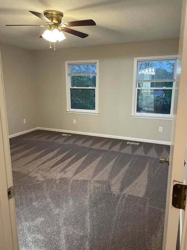 Cedar Rock 2 Bed Bedroom - Apartments on 20th