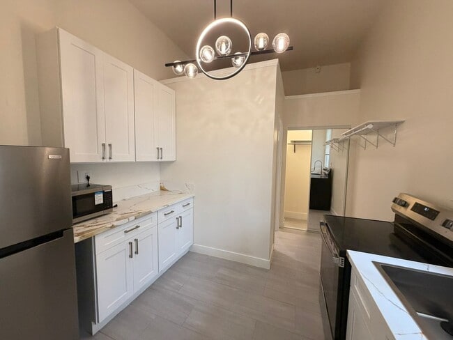 Building Photo - Live Downtown! Newly Updated Historic Studio Available Now Unit 32