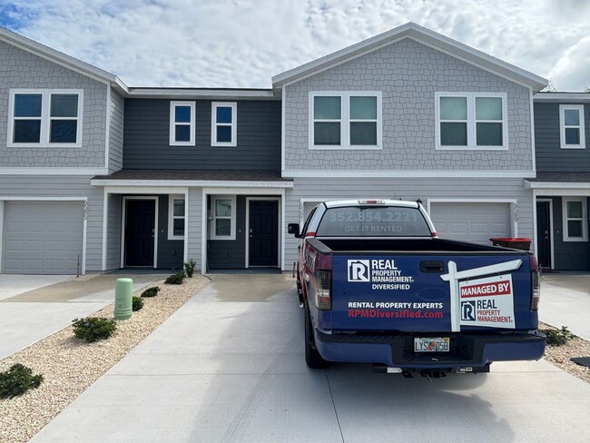 Building Photo - Amazing Location! Town House with Garage I...