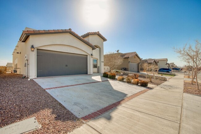 Photo - Beautiful Modern & Contemporary House