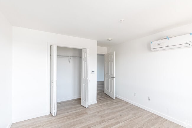 2BR, 1BA - 900SF - Bedroom