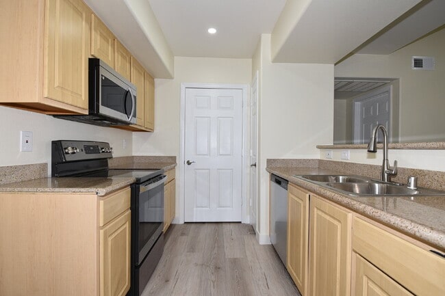 Photo - Charming 2nd Floor Unit In Gated Community! Unidad 2154