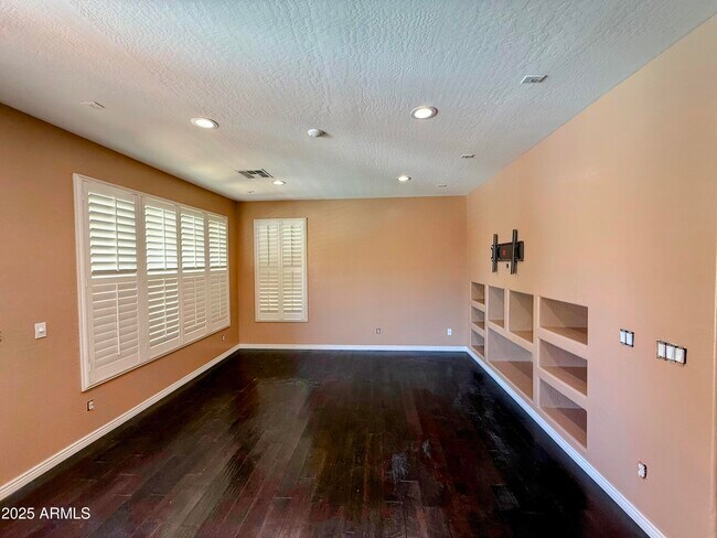 Photo - 92 W Hawk Way